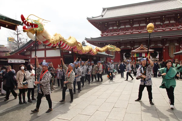 Tokyo - märz 19: veranstaltung "kinryu no mai" (goldener drangon tanz) im asakusa tempel märz 19, 2013 in tokyo, japan. — Stockfoto