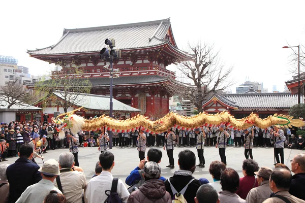 TÓQUIO - 19 DE MARÇO: o Evento de "Kinryu no mai" (Dança Drangon Dourada) no templo de Asakusa 19 de março de 2013 em Tóquio, Japão . — Fotografia de Stock