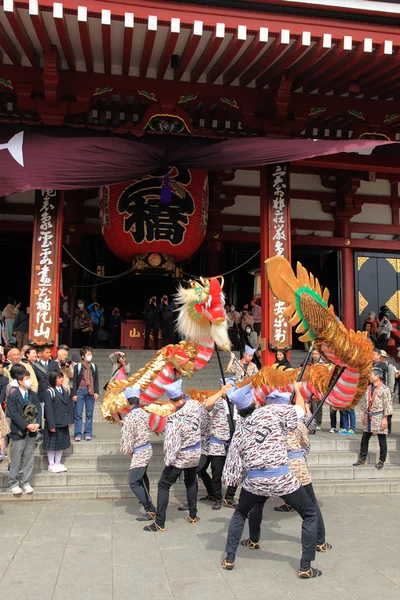TOKYO - MARCH 19 : the Event of "Kinryu no mai" ( Golden Drangon Dance ) at Asakusa temple March 19, 2013 in Tokyo, Japan. — Stock Photo, Image