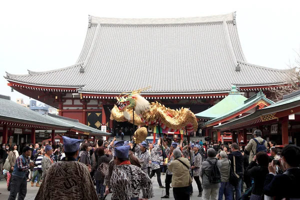 TÓQUIO - 19 DE MARÇO: o Evento de "Kinryu no mai" (Dança Drangon Dourada) no templo de Asakusa 19 de março de 2013 em Tóquio, Japão . — Fotografia de Stock