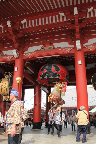 Tokio - 19. března: případ "kinryu žádné mai" (Zlatý drangon dance) v asakusa chrám 19 března 2013 v Tokiu, Japonsko. — Stock fotografie