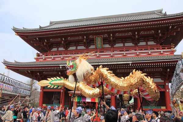 TOKIO - 19 DE MARZO: El evento de "Kinryu no mai" (Danza del Drangón Dorado) en el templo de Asakusa 19 de marzo de 2013 en Tokio, Japón . — Foto de Stock