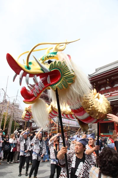 TOKYO - MARCH 19 : the Event of "Kinryu no mai" ( Golden Drangon Dance ) at Asakusa temple March 19, 2013 in Tokyo, Japan. — Stock Photo, Image