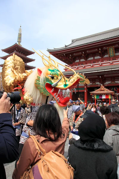 Tokyo - märz 19: veranstaltung "kinryu no mai" (goldener drangon tanz) im asakusa tempel märz 19, 2013 in tokyo, japan. — Stockfoto