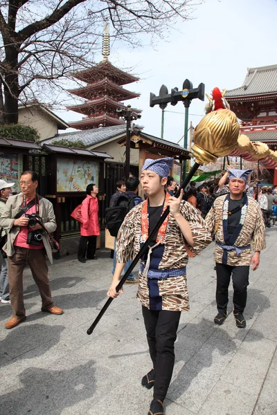 Tokyo - märz 19: veranstaltung "kinryu no mai" (goldener drangon tanz) im asakusa tempel märz 19, 2013 in tokyo, japan. — Stockfoto