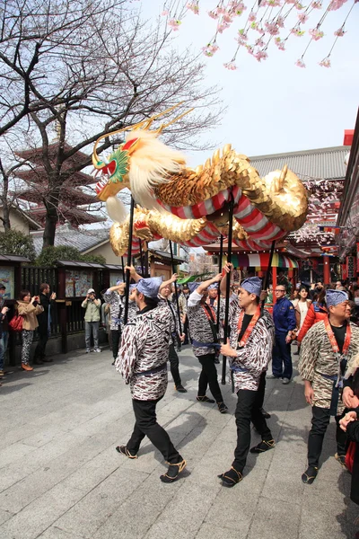 Tokyo - märz 19: veranstaltung "kinryu no mai" (goldener drangon tanz) im asakusa tempel märz 19, 2013 in tokyo, japan. — Stockfoto