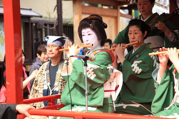 Tokyo - märz 19: veranstaltung "kinryu no mai" (goldener drangon tanz) im asakusa tempel märz 19, 2013 in tokyo, japan. — Stockfoto