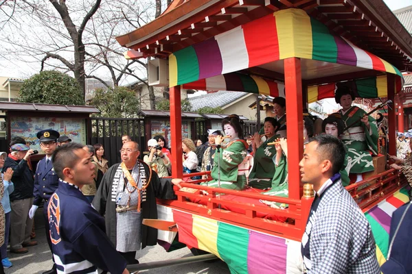Tokio - 19. března: případ "kinryu žádné mai" (Zlatý drangon dance) v asakusa chrám 19 března 2013 v Tokiu, Japonsko. — Stock fotografie