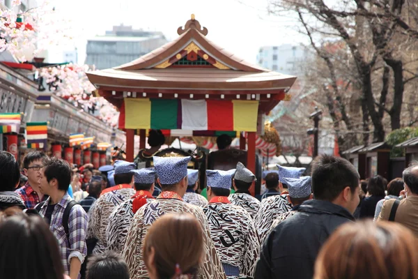 TOKYO - MARCH 19 : the Event of "Kinryu no mai" ( Golden Drangon Dance ) at Asakusa temple March 19, 2013 in Tokyo, Japan. — Stock Photo, Image
