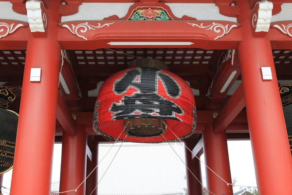 Красный фонарь в храме Сенсо-дзи, Токио, Япония — стоковое фото