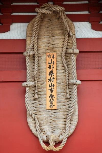 TOKYO, JAPÃO - MARÇO 30: Sapatos de grama gigantes na parede no templo de Sensoji que se dedicou da prefeitura de Yamagata, cidade de Murayama à organização do santuário em 30 de março de 2012 em Tóquio, Japão . — Fotografia de Stock