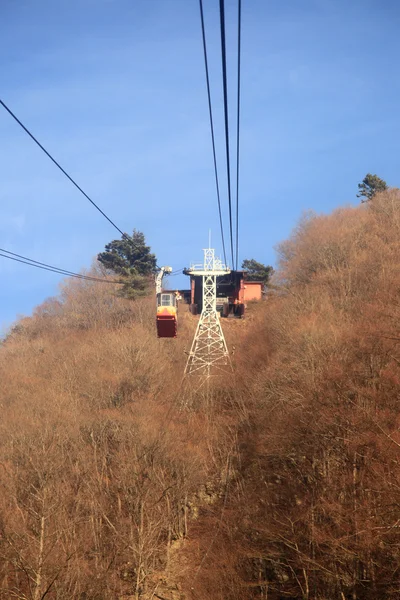 Teleférico sobre colinas — Foto de Stock