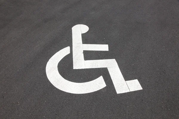 Sokağa engelli park izni tabelası boyanmış — Stok fotoğraf