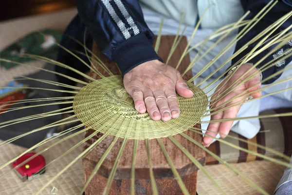 kadın bir sepet yapım