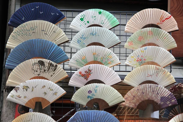 Verschiedene traditionelle chinesische Klappventilatoren. — Stockfoto