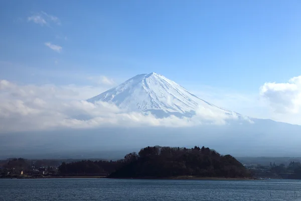 Vista do Monte Fuji do lago Kawaguchiko em março — Fotografia de Stock