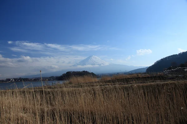 Widok na mount fuji kawaguchiko jezioro w marcu — Zdjęcie stockowe
