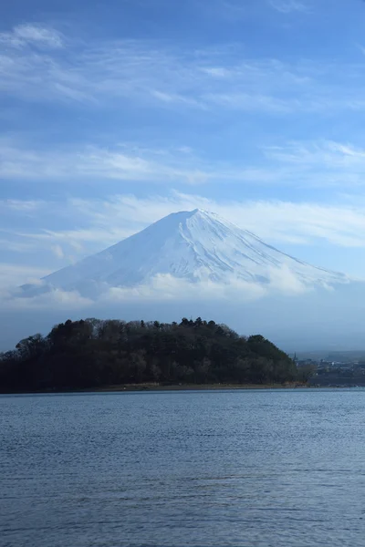 Widok na mount fuji kawaguchiko jezioro w marcu — Zdjęcie stockowe