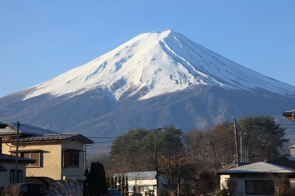 Uitzicht op mount fuji van kawaguchiko treinstation in maart 2013 — Stockfoto