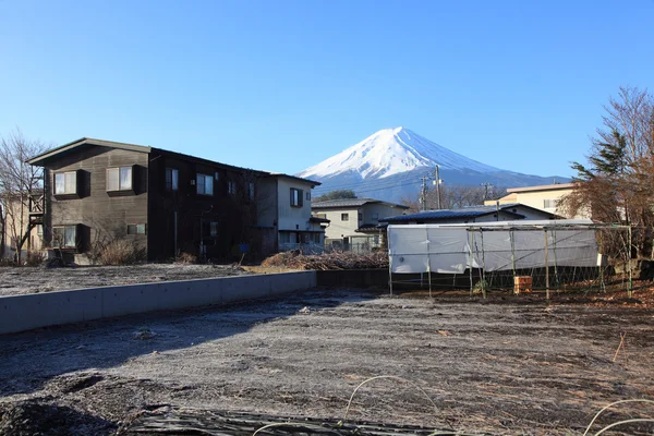 Utsikt över mount fuji från kawaguchiko tågstation i mars 2013 — Stockfoto