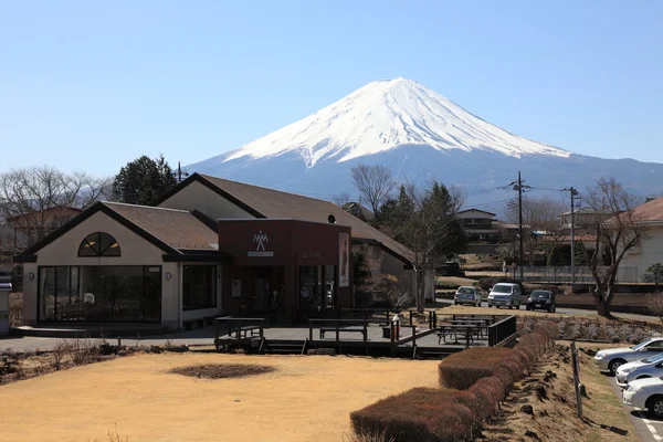 Utsikt över mount fuji från kawaguchiko musa museum — Stockfoto
