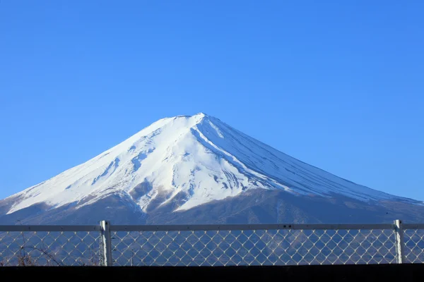 Uitzicht op mount fuji van kawaguchiko treinstation in maart 2013 — Stockfoto