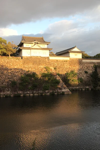 Kijk uit toren op de muur van de gracht rond osaka kasteel — Stockfoto