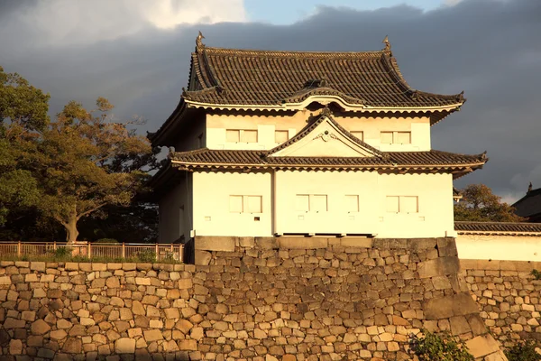 Observe a torre na parede do fosso em torno do Castelo de Osaka — Fotografia de Stock