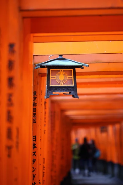 Słynny jasny pomarańczowy torii bramy fushimi inari taisha Przybytek w Kioto, Japonia — Zdjęcie stockowe