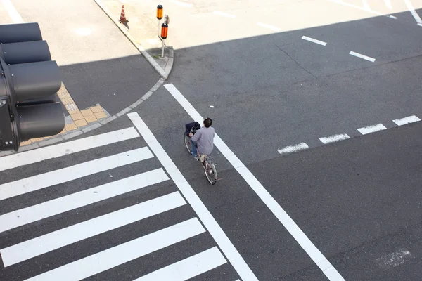 Человек с велосипедом — стоковое фото