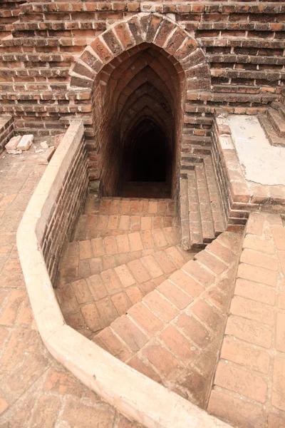 Entrée dans le passage souterrain — Photo