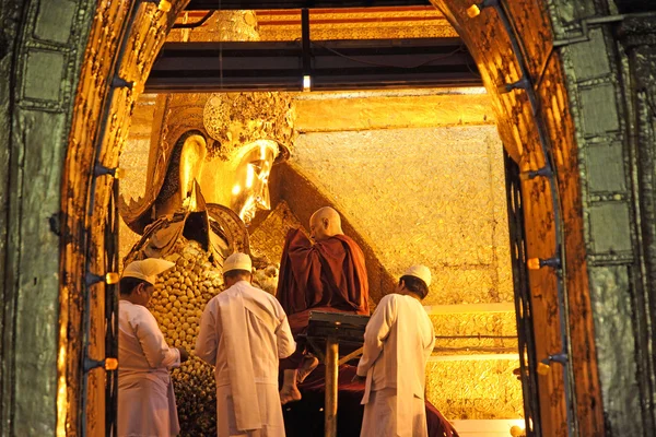 Mahamuni Buddha, Mandalay, Birmania (Myanmar ) — Foto de Stock