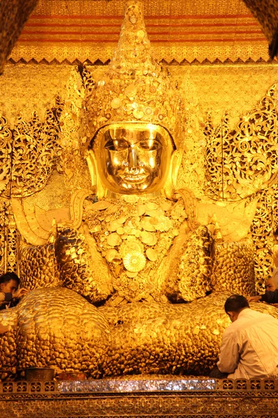 Mahamuni buddha, mandalay, burma (myanmar)) — Stockfoto