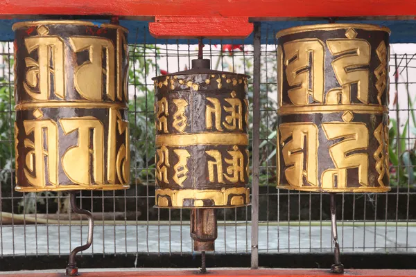 Modlitební mlýnky v chrámu — Stock fotografie