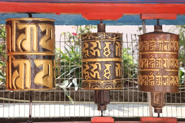 Gebed wielen in tempel — Stockfoto