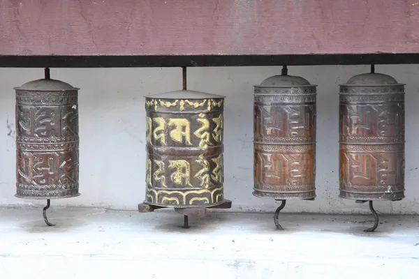 Ruedas de oración en templo — Foto de Stock