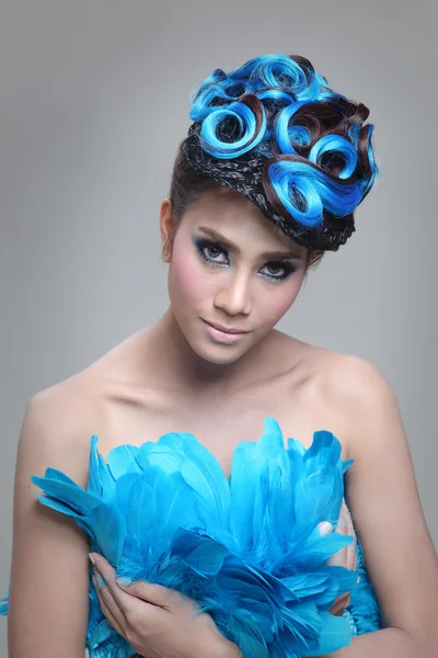 エレガントなファッションのブルネット タイ女性が創造的な髷のヘアスタイルでポーズ — ストック写真