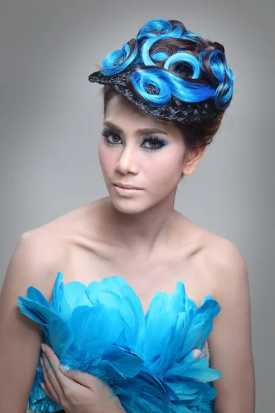 Elegante Mode brünette Thailänderin posiert mit kreativer Chignon-Frisur — Stockfoto