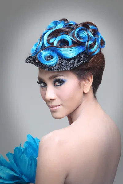 yaratıcı chignon saç stili ile poz şık moda esmer Taylandlı kadın