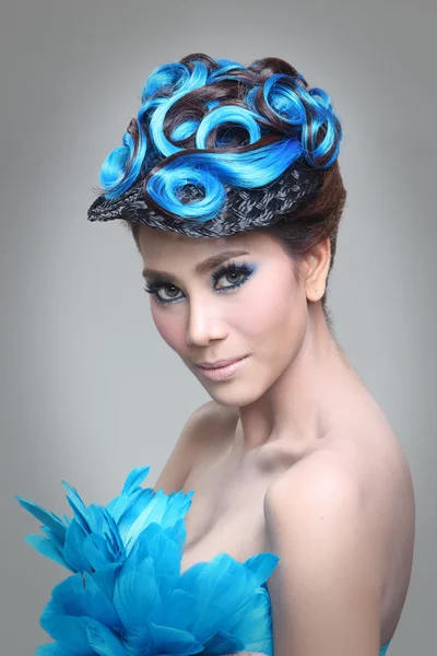 Elegante Mode brünette Thailänderin posiert mit kreativer Chignon-Frisur — Stockfoto