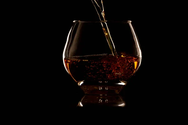 Verser du whisky dans un verre — Photo