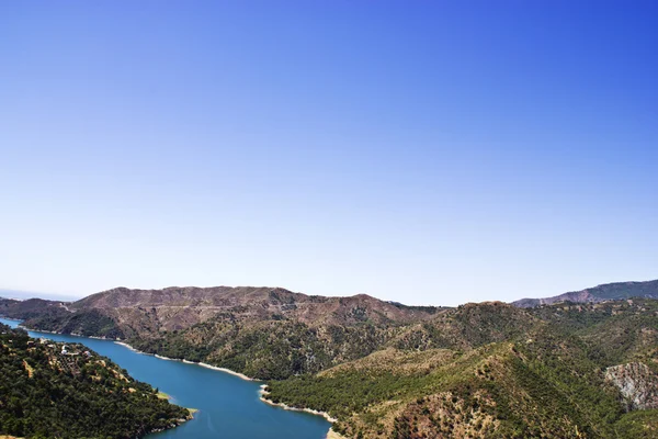 Paisaje del río con las montañas Imágenes de stock libres de derechos