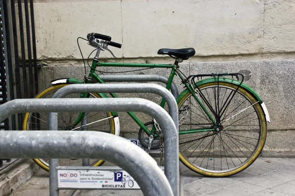 Bicicletta nel parcheggio urbano di Siviglia — Foto Stock