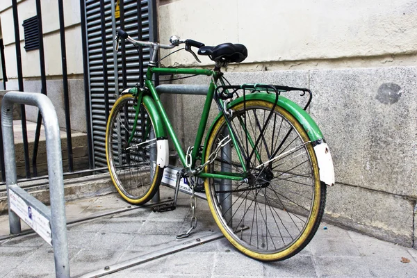 Bicicletta nel parcheggio urbano — Foto Stock