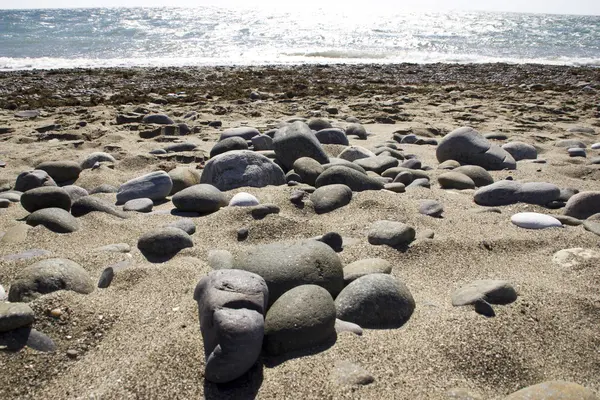 Пляж с галькой и камнями в средиземноморском побережье — стоковое фото