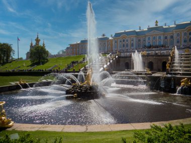 Samson, Peterhof Sarayı ve Park Ensemble 'nin merkezi çeşmesidir. Jet 21 metreye kadar düştü..