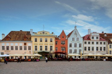 Tallinn. Eski şehir. Kasaba Meydanı - Tallinn Belediye Binası 'nın önündeki eski kasabanın merkezindeki meydan..