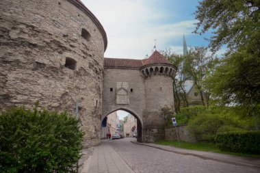 Tallinn, Estonya 'daki eski kasabada deniz kapısı. Büyük Deniz Kapısı, Pikk Sokağı 'nın sonu ve Eski Şehir' in bir çeşit sınırı..