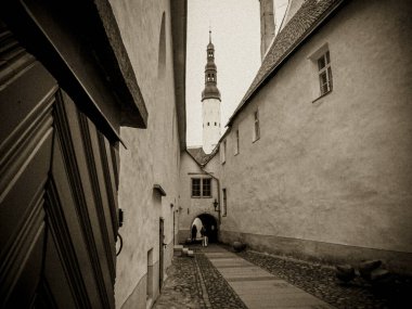 Tallinn. Old City 'de bir sokak.