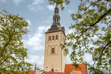 Niguliste Lutheran Kilisesi Tallinn Eski Kasabası 'nda, kasaba meydanından çok uzakta değil..